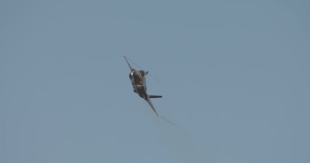 F-35 fighter uitvoeren van manoeuvres — Stockvideo