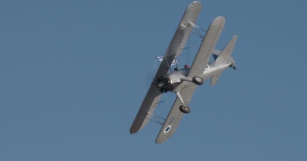 Bi-αεροπλάνο κατά τη διάρκεια αεροβατική επίδειξη — Αρχείο Βίντεο