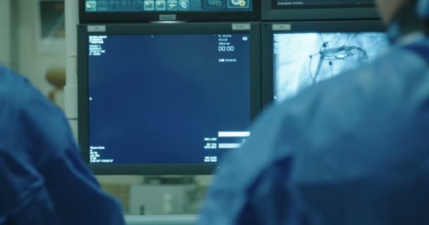 Monitor che visualizzano dati medici — Video Stock