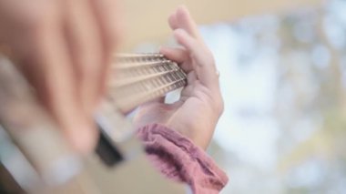 Erkek el gitar çalmak