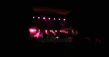 rock konserinde dans kalabalık