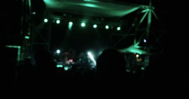 rock konserinde dans kalabalık