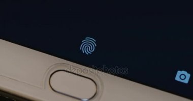 Parmak izi duyumsal üstünde bir smartphone