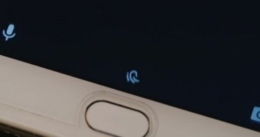 Parmak izi duyumsal üstünde bir smartphone