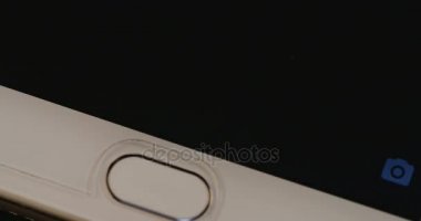Parmak izi duyumsal üstünde bir smartphone