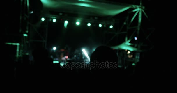 摇滚音乐会在跳舞的人群 — 图库视频影像