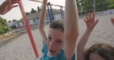 Çocuklar birlikte eğleniyor