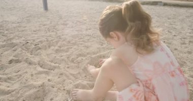 Sevimli küçük kız kum üzerinde çizim