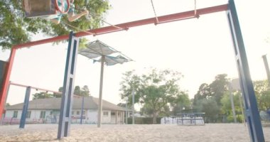 salıncakta sallanan çocukları