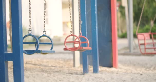 Порожні гойдалки на дитячому майданчику — стокове відео