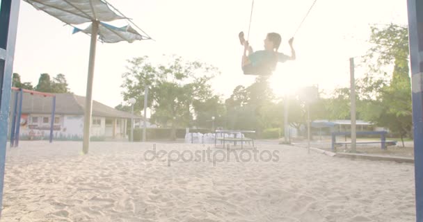 Les enfants balançant sur swing — Video