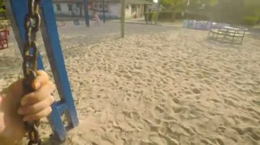 salıncakta sallanan çocukları