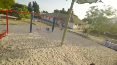 salıncakta sallanan çocukları
