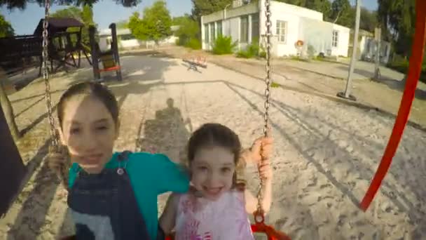 Симпатичные маленькие девочки, качающиеся — стоковое видео