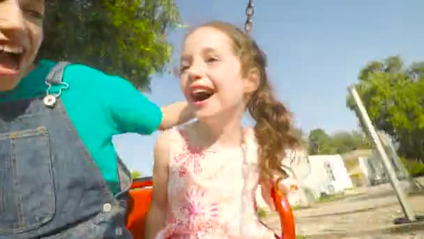 Милі маленькі дівчата гойдаються — стокове відео