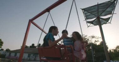 mutlu çocuk salıncakta sallanan 