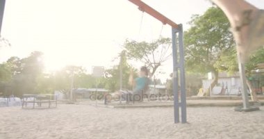 salıncakta sallanan çocukları