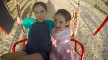 sallanan sevimli küçük kız 