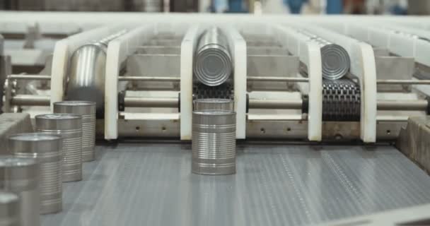 Линия автоматизированного производства консервов — стоковое видео