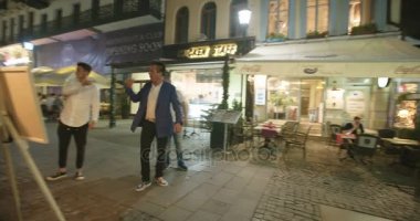 Bucharest, Romanya - 4 Ağustos 2017: eski şehirde yürüyüş insanlar