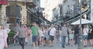 Bucharest, Romanya - 4 Ağustos 2017: Turist ile eski şehrin sokaklarında