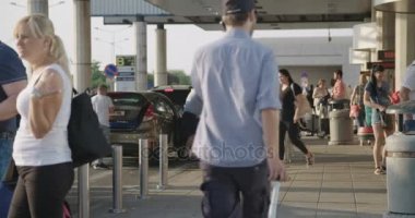 Bucharest, Romanya - 6th Ağustos 2017: Havaalanında taksi ve otobüs geliyor