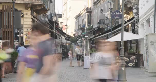 Bukareszt, Rumunia - 4 sierpnia 2017: Upływ czasu, tłum na starym mieście — Wideo stockowe