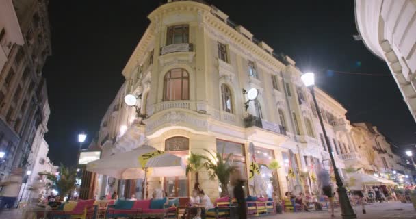 BUCHAREST, RUMANIA - 4 DE AGOSTO DE 2017: Caducidad nocturna del centro histórico de la ciudad — Vídeo de stock