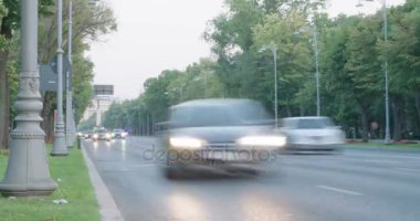 Zaman atlamalı bir ana şehir sokak sürüş araba