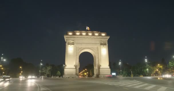 Nacht time-lapse van de Arc de triumf in Boekarest, Roemenië — Stockvideo
