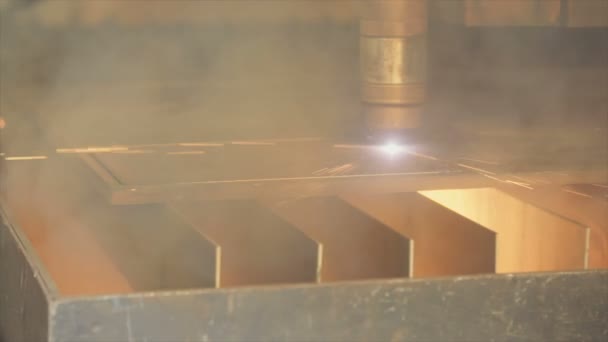 Närbild på en metallplatta i Plasma laser skärning — Stockvideo