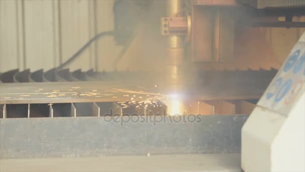 Plasma placa de metal de corte por láser en una fábrica — Vídeos de Stock