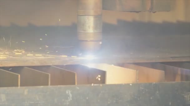 Промислова плазма для лазерного різання металевої пластини — стокове відео