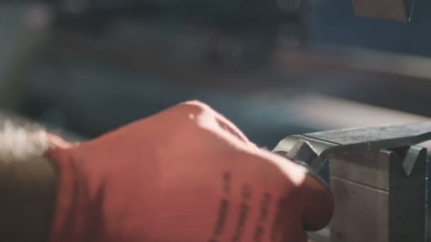 Gros plan sur la fabrication de pièces métalliques avec une machine 