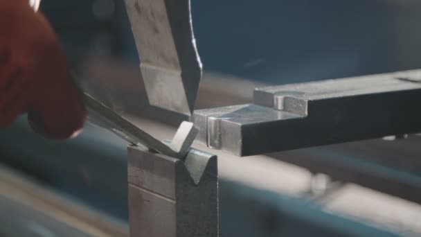 Herstellung von Metallteilen mit einer Maschine — Stockvideo