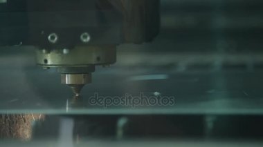 CNC Lazer metal bir plaka üretim tesisinde kesme