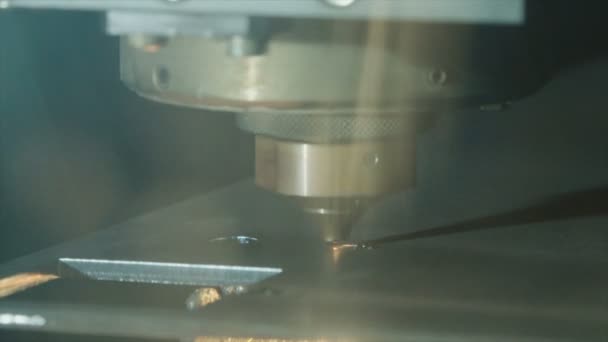 Movimiento lento del láser CNC que corta una placa de metal — Vídeos de Stock