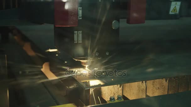 CNC Laser cortando uma placa de metal em câmera lenta — Vídeo de Stock