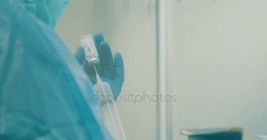 Onkoloji eczacı chemothrapy uyuşturucu bir hastanede hazırlanıyor