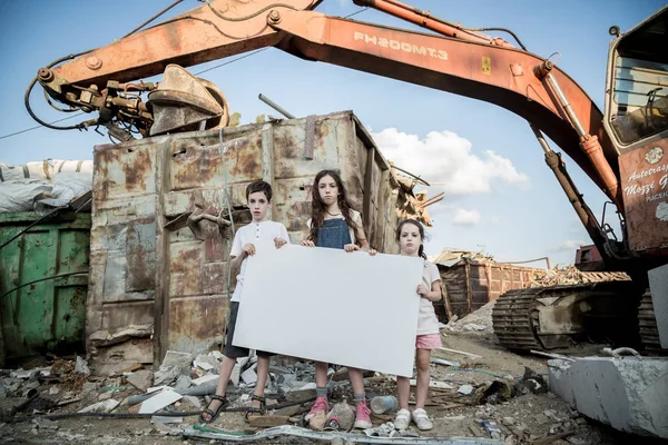 Gezegeni kurtarmak. küçük çocuklar büyük bir hurdalıkta ayakta elinde