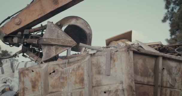 Kinderen houden tekenen voor planeet aarde staande in een enorme Junkyard — Stockvideo