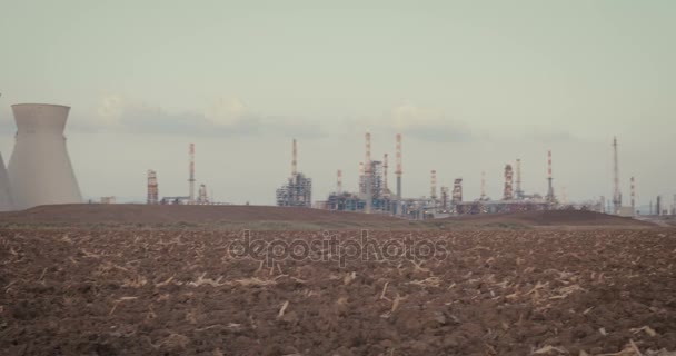 Salva nuestro planeta. Niños pequeños de pie cerca de una refinería con máscaras de gas — Vídeo de stock