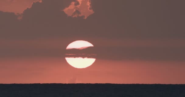 Puesta de sol sobre el mar, imágenes de súper teleobjetivo — Vídeo de stock