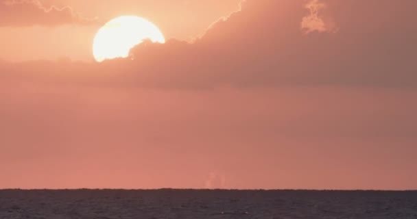Тімелапс заходу сонця над морем — стокове відео