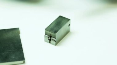 Hassas metal parçalar bir mikrometre kullanarak ölçüm