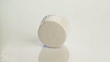Beyaz arka plan üzerinde hassas plastik parçalar