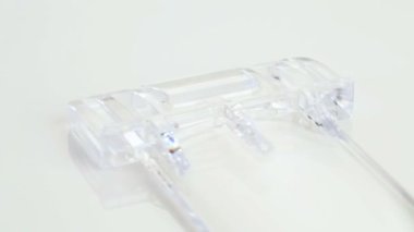 Beyaz arka plan üzerinde hassas plastik parçalar