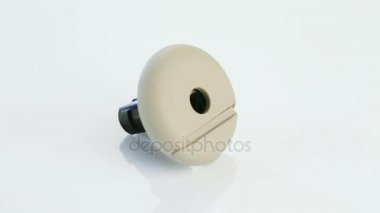 Beyaz arka plan üzerinde otomotiv plastik parçalar