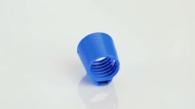 Beyaz arka plan üzerinde hassas plastik parçalar