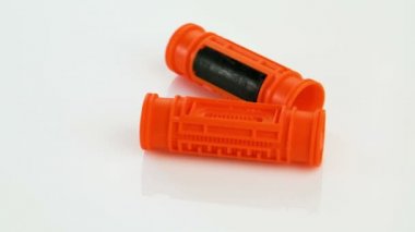 Beyaz arka plan üzerinde hassas plastik parçalar